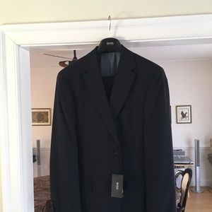 Hugo Boss suit dark bleu. 42R/34 brand new